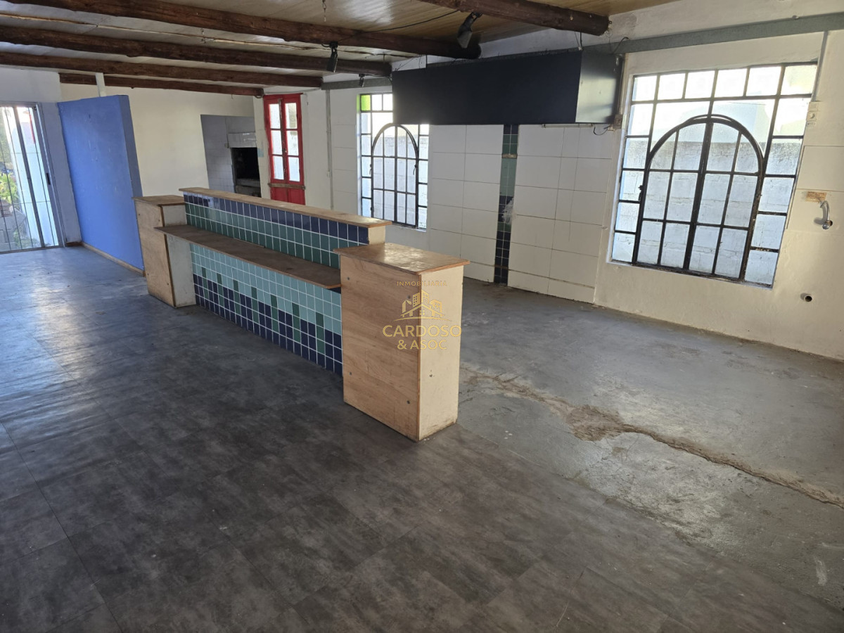 Local Comercial ID.105 - Local comercial en Venta más apartamento al fondo.