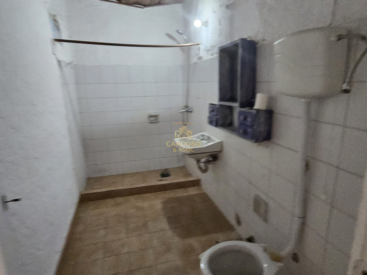 Local Comercial ID.105 - Local comercial en Venta más apartamento al fondo.