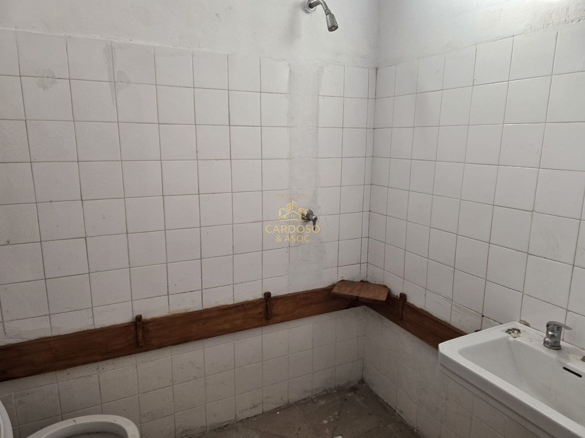 Local Comercial ID.105 - Local comercial en Venta más apartamento al fondo.