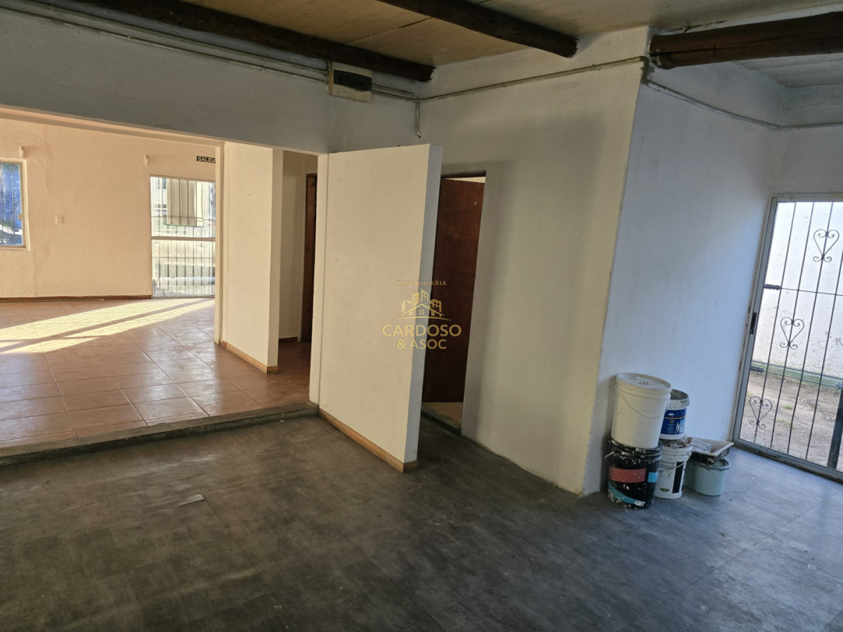 Local Comercial ID.105 - Local comercial en Venta más apartamento al fondo.