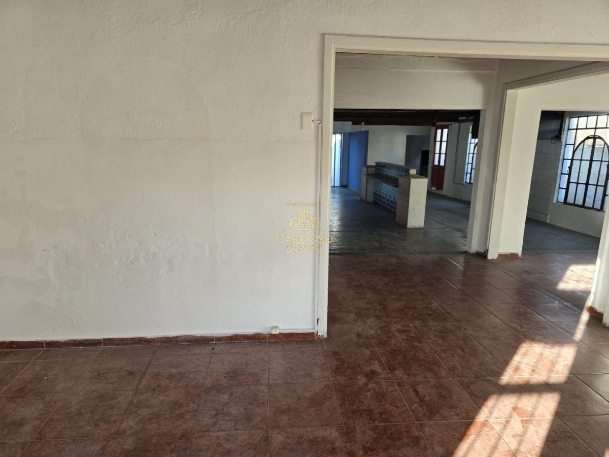 Local Comercial ID.105 - Local comercial en Venta más apartamento al fondo.