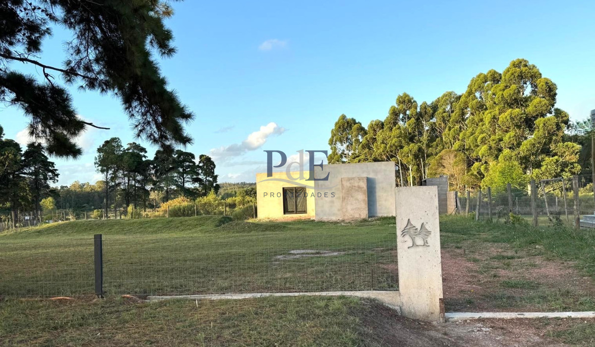 Casa de 3 Dormitorios en Chacras del Pinar. Terreno de 1000 m² Obra avanzada