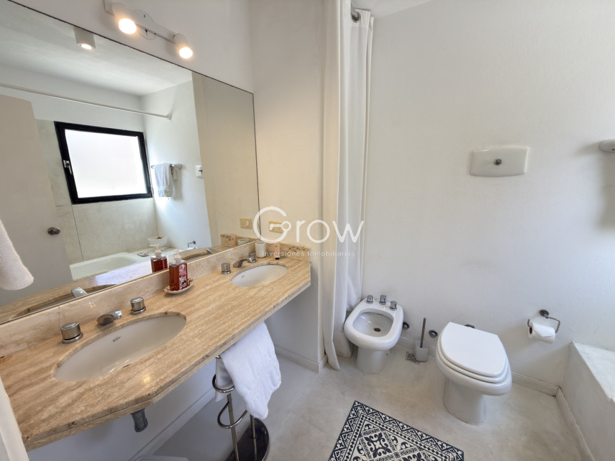 Casa ID.4445 - En Venta casa de 4 dormitorios + servicio en Montoya, La Barra