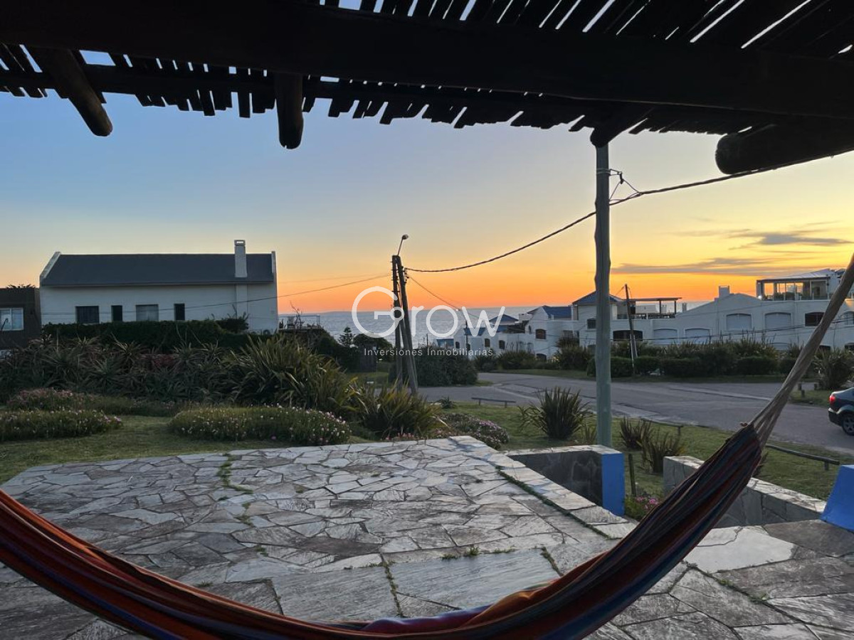 Casa de 3 dormitorios a pasos del mar en Manantiales   -