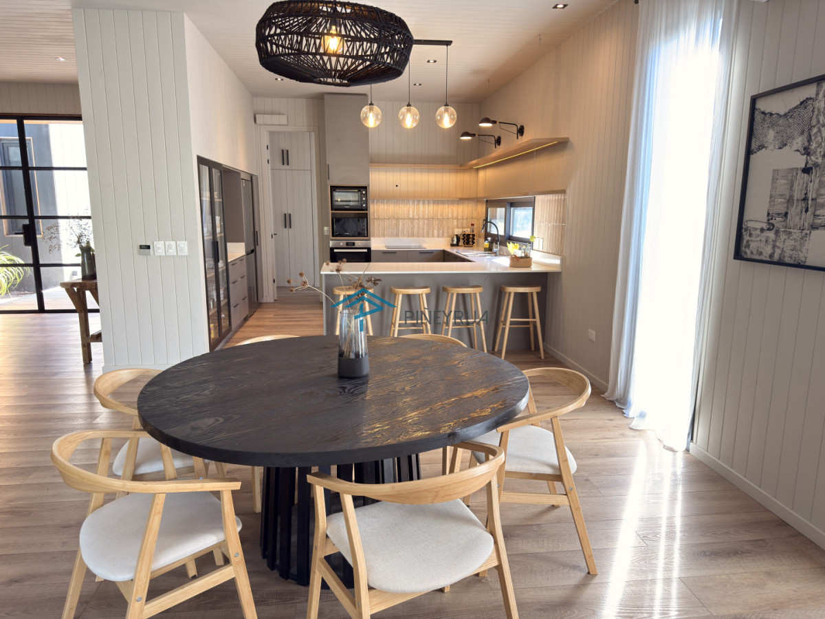 Hermosa casa de 3 dormitorios + servicio en Reserva Montoya en Venta