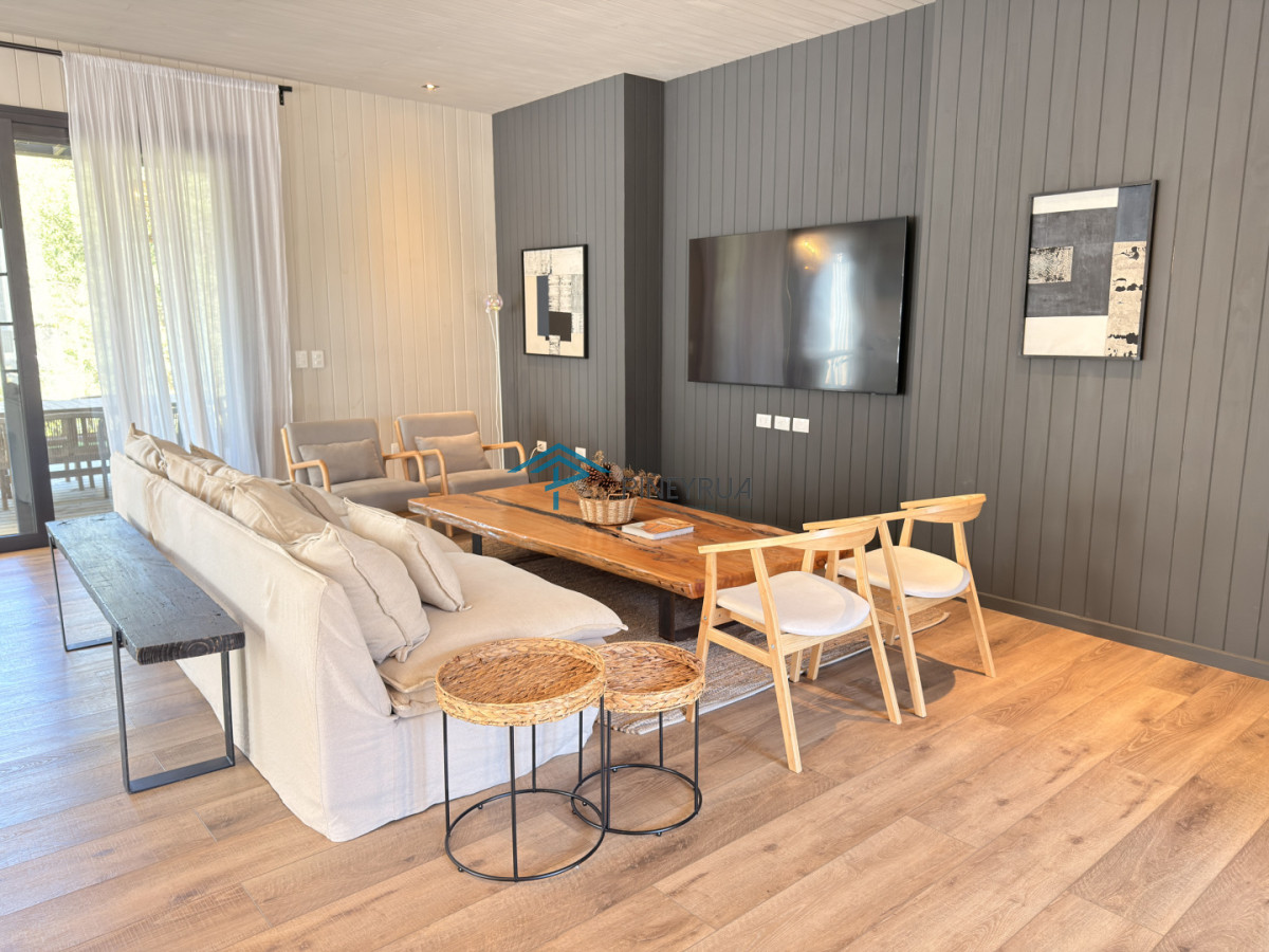 Hermosa casa de 3 dormitorios + servicio en Reserva Montoya en Venta