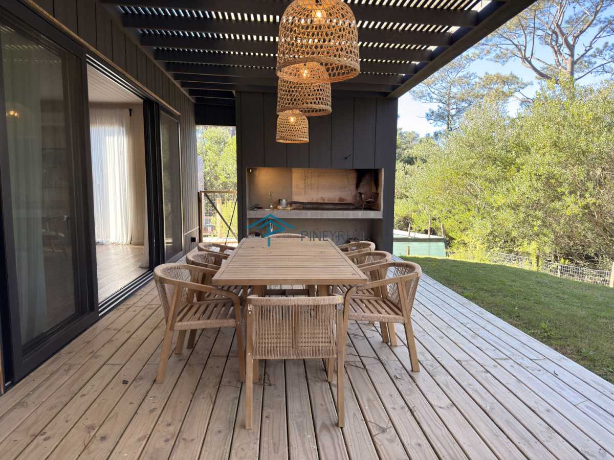 Hermosa casa de 3 dormitorios + servicio en Reserva Montoya en Venta