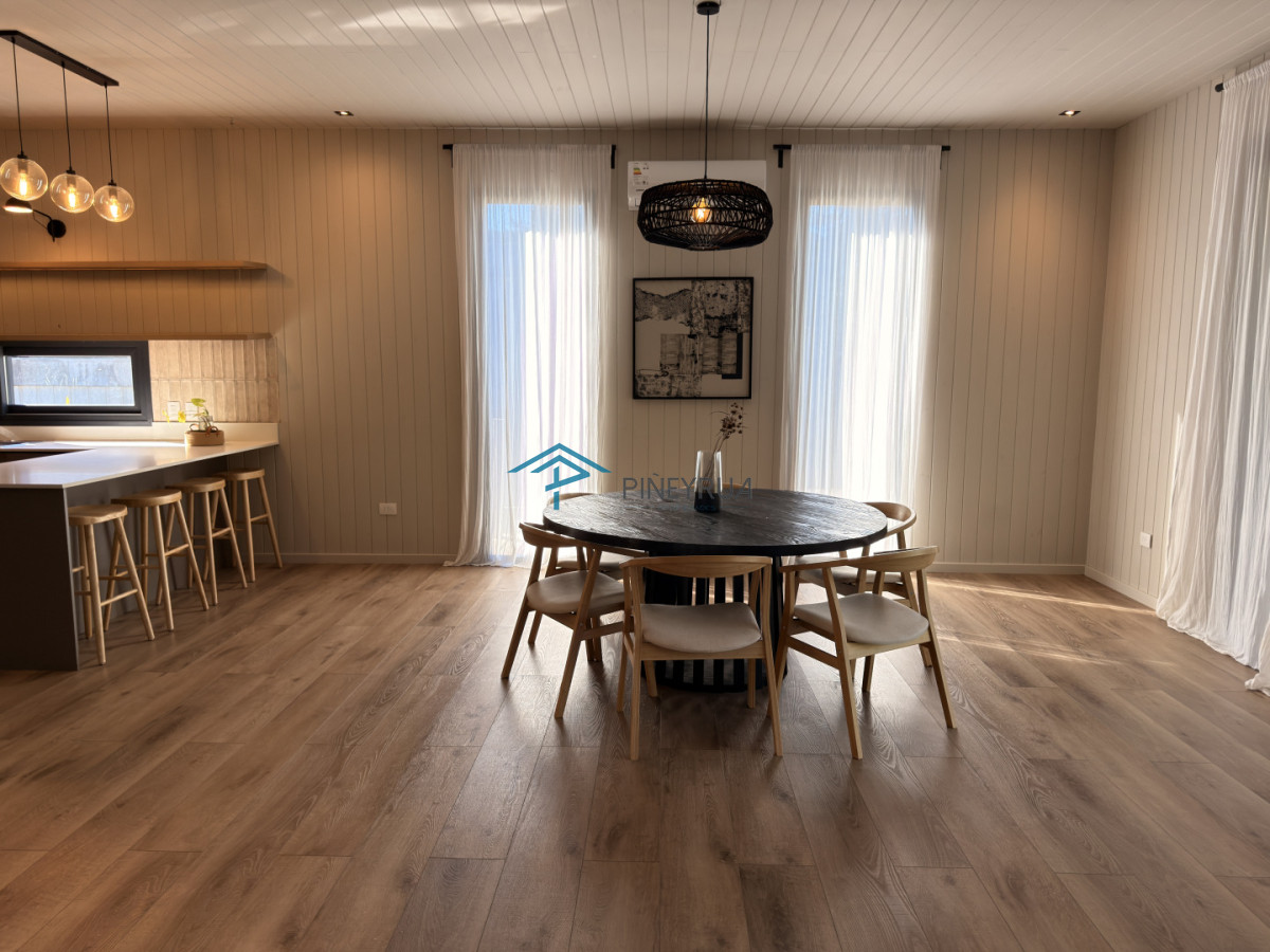 Hermosa casa de 3 dormitorios + servicio en Reserva Montoya en Venta