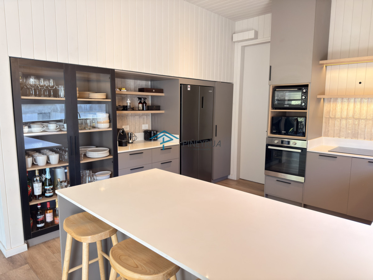 Hermosa casa de 3 dormitorios + servicio en Reserva Montoya en Venta