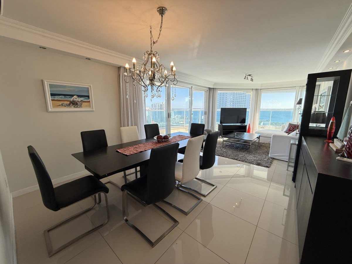 Apartamento ID.2 - En Venta departamento de 3 dormitorios en suite + dormitorio de servicio con baño, Punta del Este