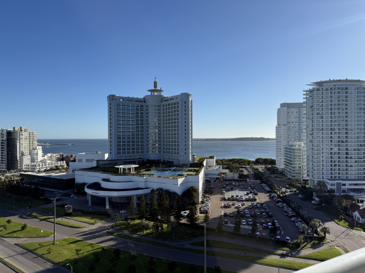 Apartamento ID.2 - En Venta departamento de 3 dormitorios en suite + dormitorio de servicio con baño, Punta del Este