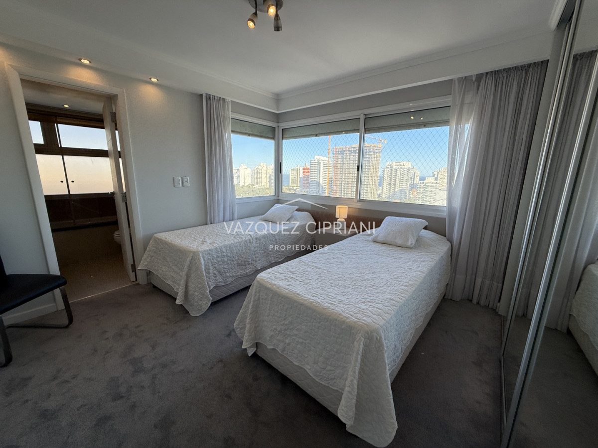 Apartamento ID.2 - En Venta departamento de 3 dormitorios en suite + dormitorio de servicio con baño, Punta del Este