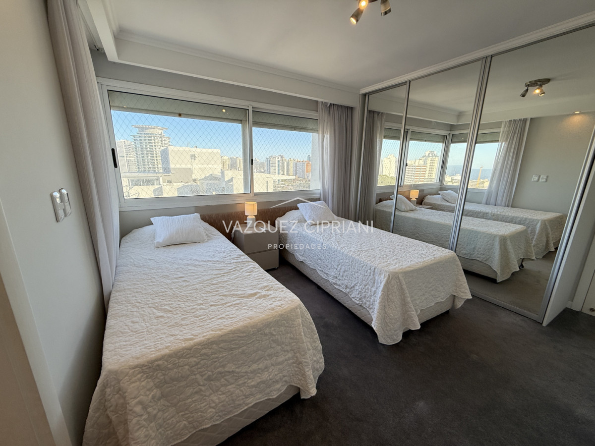 Apartamento ID.2 - En Venta departamento de 3 dormitorios en suite + dormitorio de servicio con baño, Punta del Este