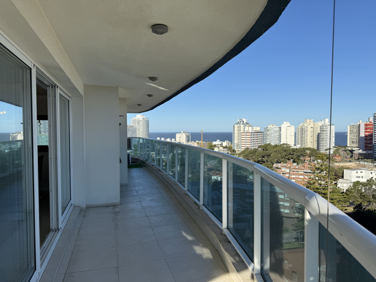 Apartamento ID.2 - En Venta departamento de 3 dormitorios en suite + dormitorio de servicio con baño, Punta del Este