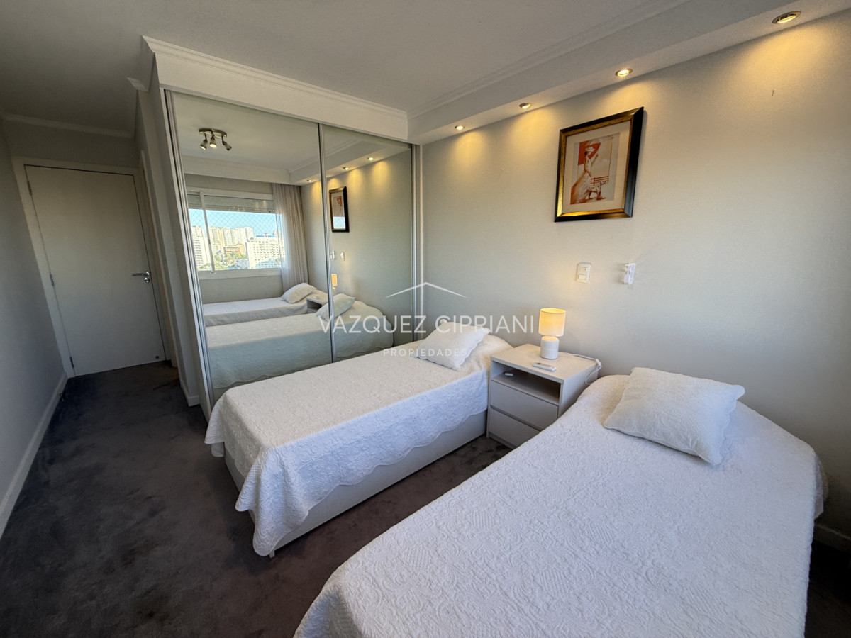 Apartamento ID.2 - En Venta departamento de 3 dormitorios en suite + dormitorio de servicio con baño, Punta del Este