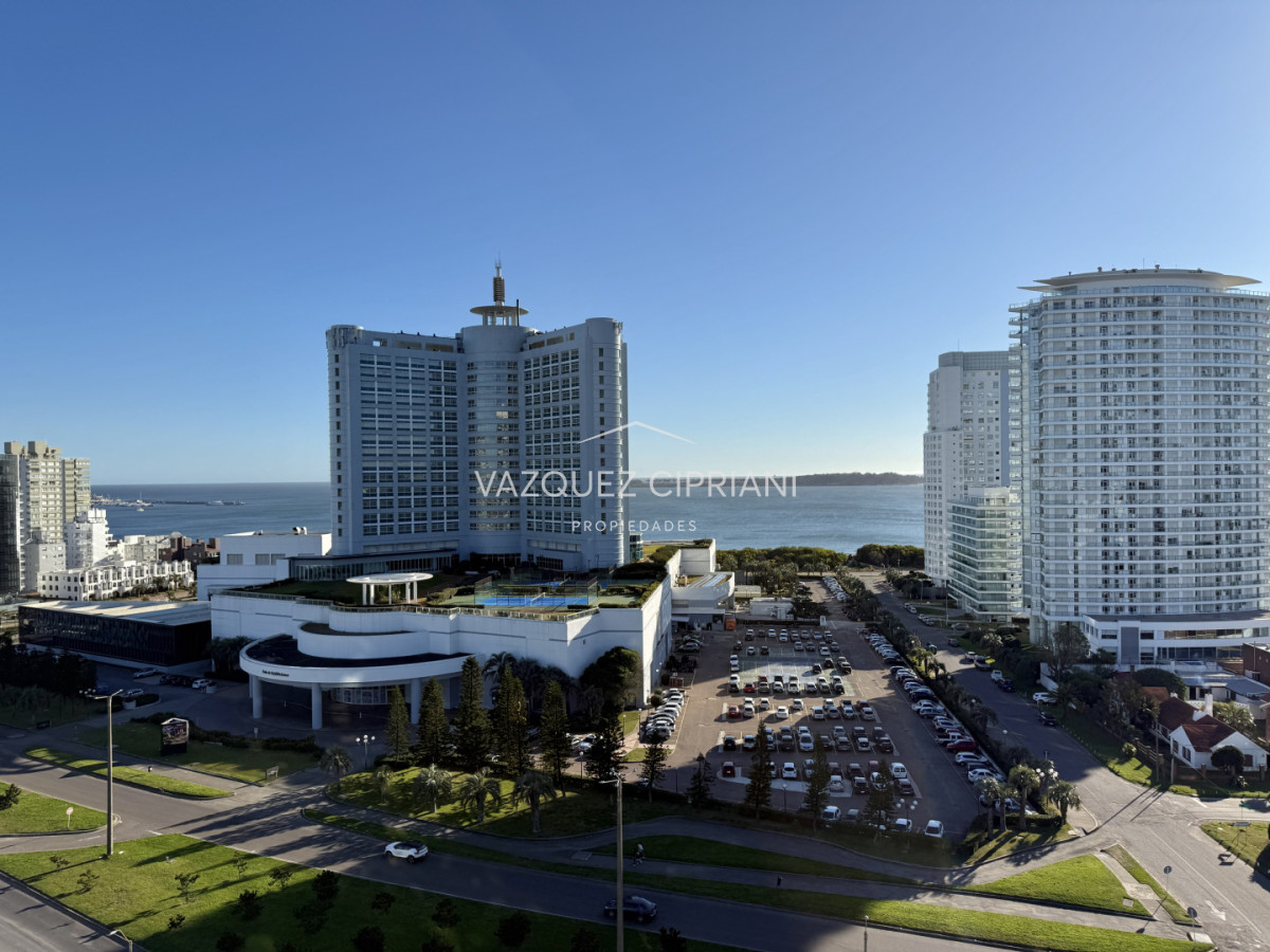 Apartamento ID.2 - En Venta departamento de 3 dormitorios en suite + dormitorio de servicio con baño, Punta del Este