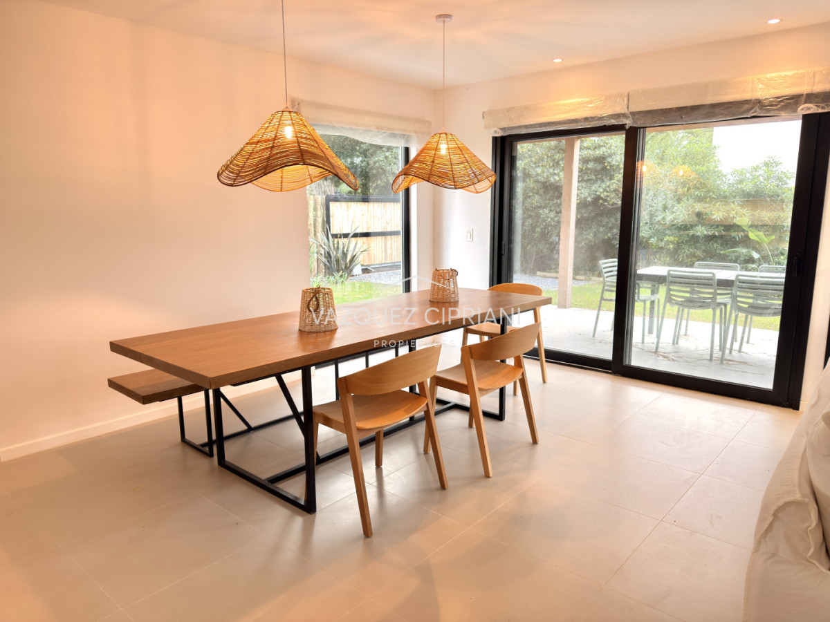 Apartamento ID.30 - Alquiler Anual o Invernal Departamento tipo casa de 3 dormitorios en La Barra