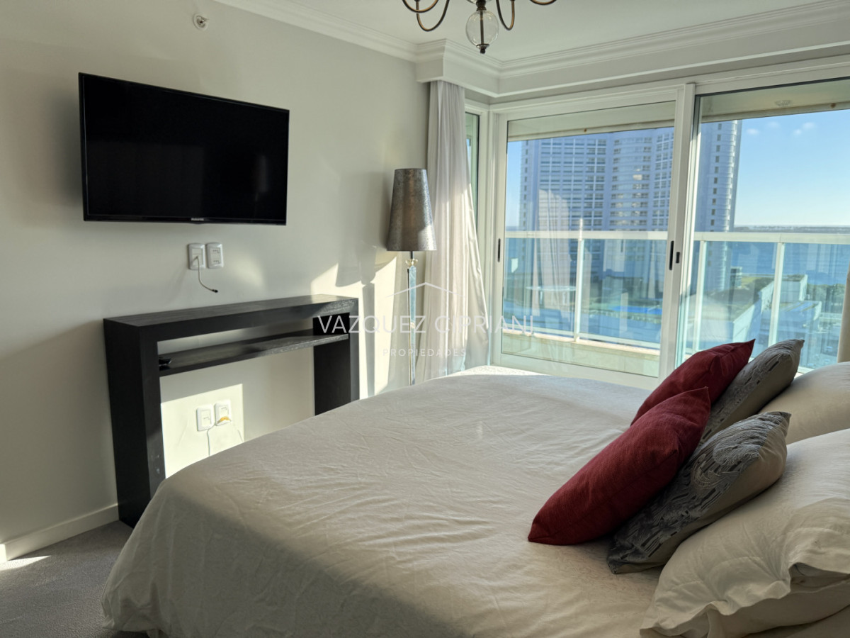 Apartamento ID.2 - En Venta departamento de 3 dormitorios en suite + dormitorio de servicio con baño, Punta del Este