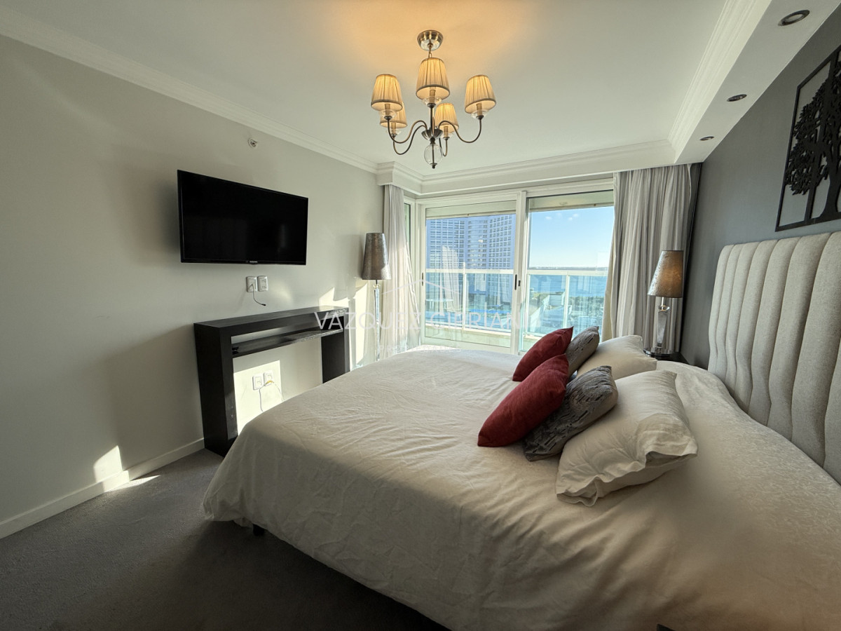 Apartamento ID.2 - En Venta departamento de 3 dormitorios en suite + dormitorio de servicio con baño, Punta del Este