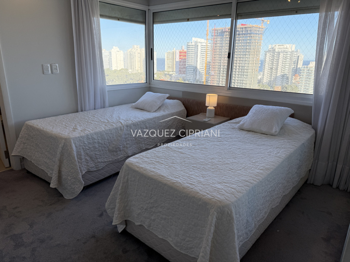 Apartamento ID.2 - En Venta departamento de 3 dormitorios en suite + dormitorio de servicio con baño, Punta del Este