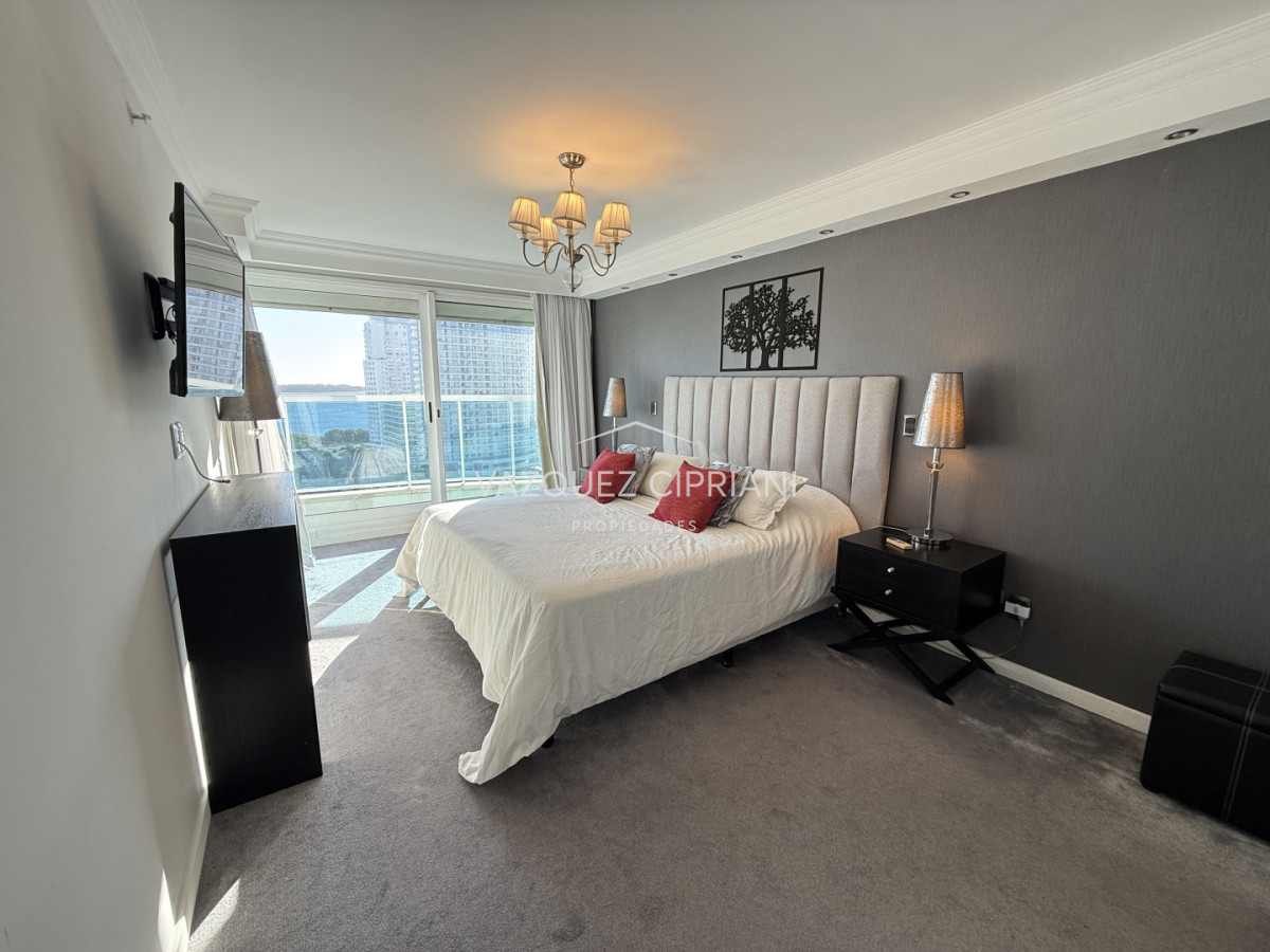 Apartamento ID.2 - En Venta departamento de 3 dormitorios en suite + dormitorio de servicio con baño, Punta del Este