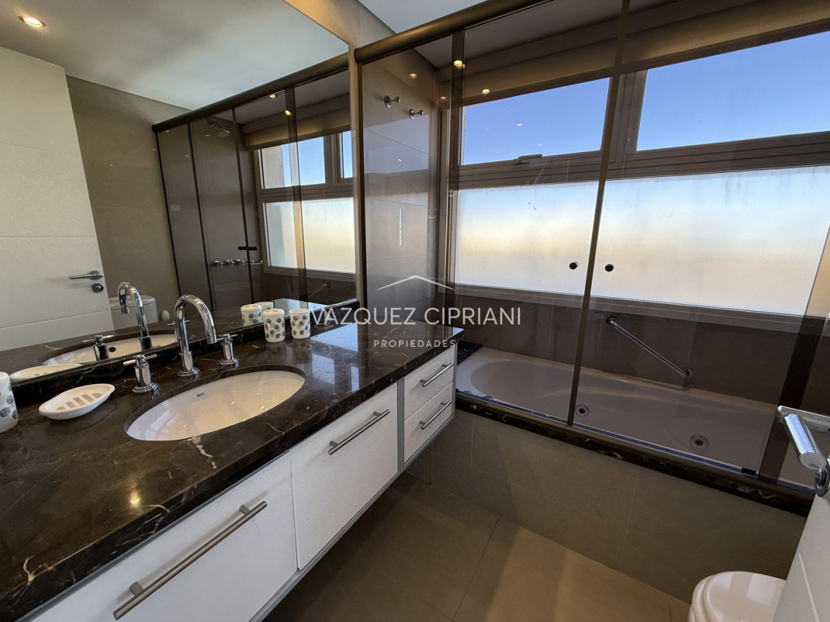 Apartamento ID.2 - En Venta departamento de 3 dormitorios en suite + dormitorio de servicio con baño, Punta del Este