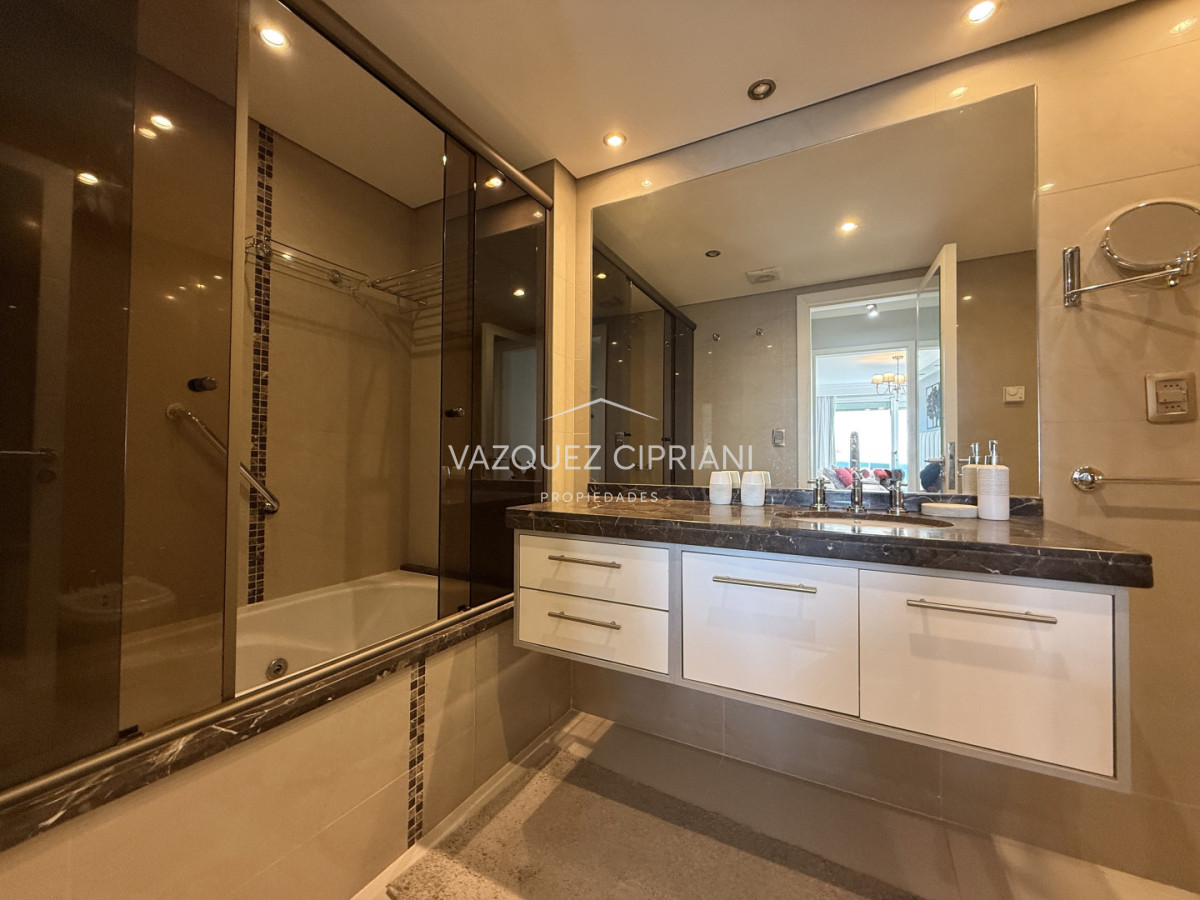 Apartamento ID.2 - En Venta departamento de 3 dormitorios en suite + dormitorio de servicio con baño, Punta del Este