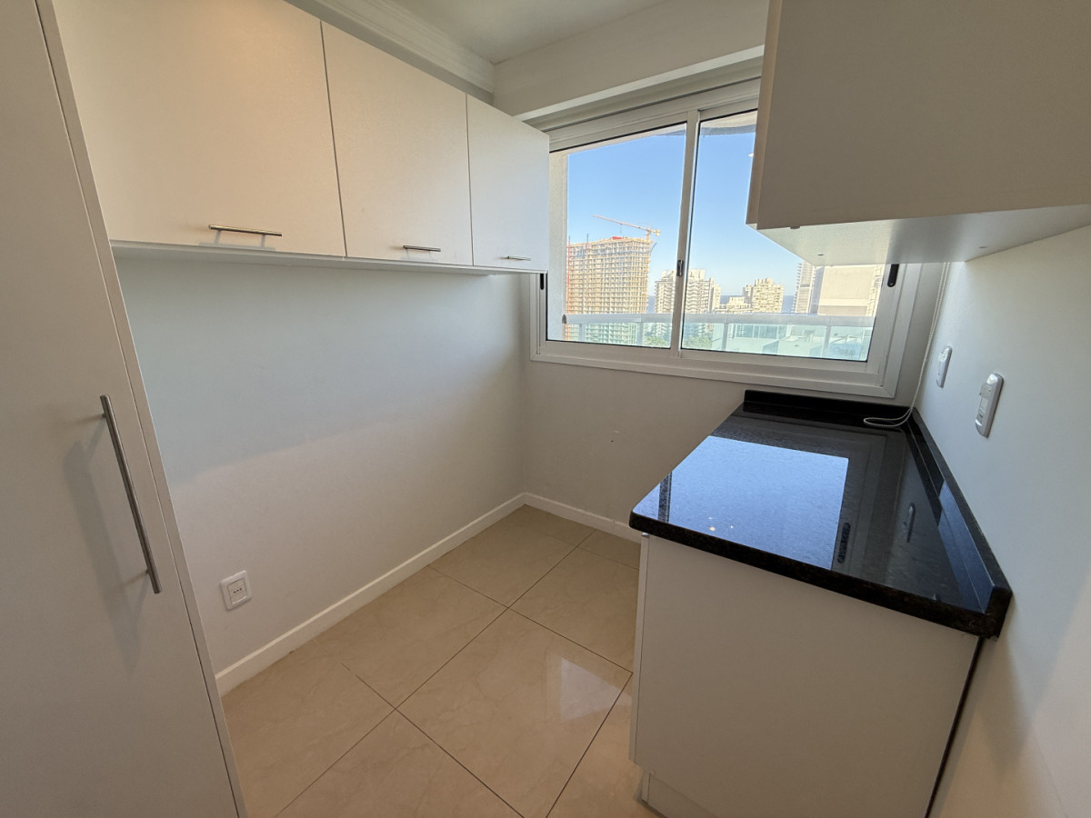 Apartamento ID.2 - En Venta departamento de 3 dormitorios en suite + dormitorio de servicio con baño, Punta del Este