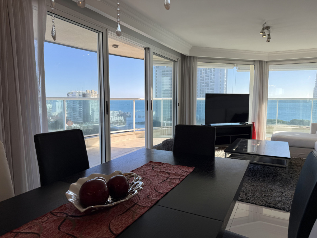 Apartamento ID.2 - En Venta departamento de 3 dormitorios en suite + dormitorio de servicio con baño, Punta del Este