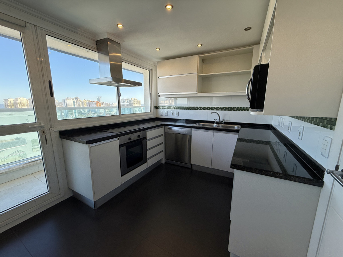Apartamento ID.2 - En Venta departamento de 3 dormitorios en suite + dormitorio de servicio con baño, Punta del Este
