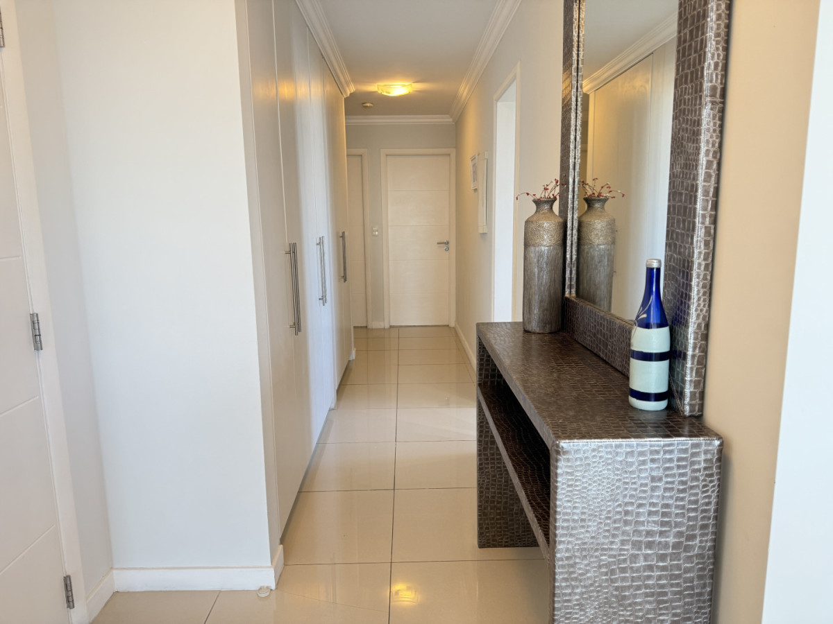 Apartamento ID.2 - En Venta departamento de 3 dormitorios en suite + dormitorio de servicio con baño, Punta del Este
