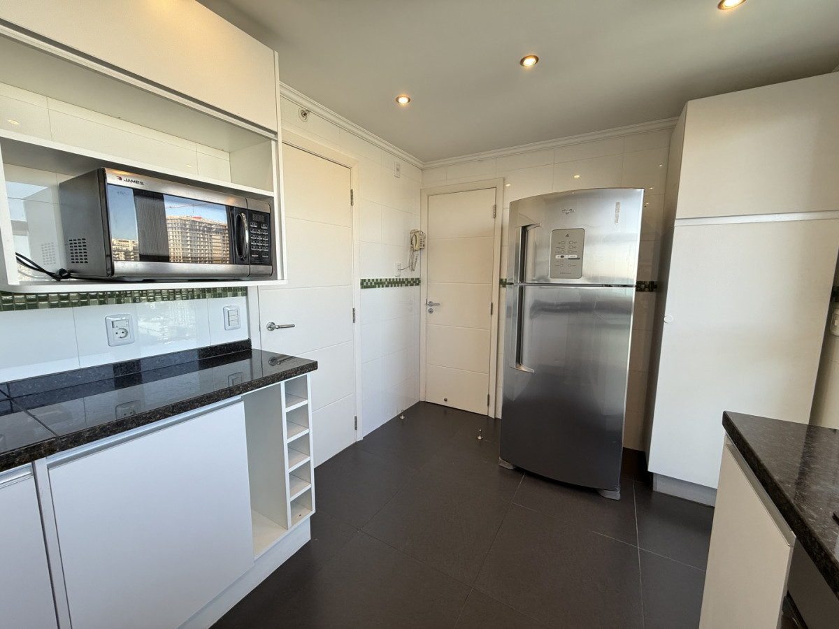 Apartamento ID.2 - En Venta departamento de 3 dormitorios en suite + dormitorio de servicio con baño, Punta del Este