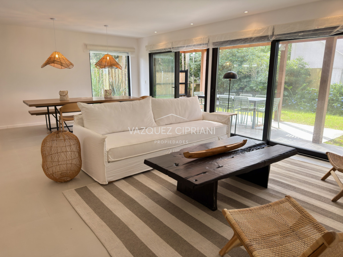 Apartamento ID.30 - Alquiler Anual o Invernal Departamento tipo casa de 3 dormitorios en La Barra