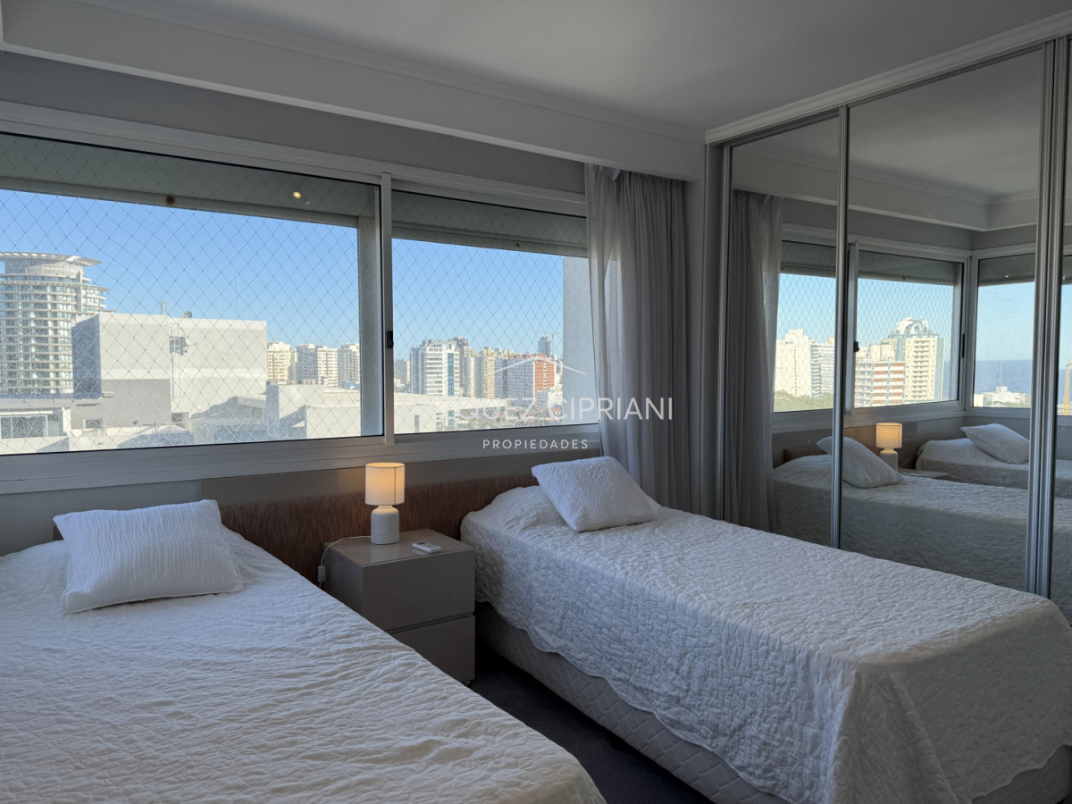 Apartamento ID.2 - En Venta departamento de 3 dormitorios en suite + dormitorio de servicio con baño, Punta del Este