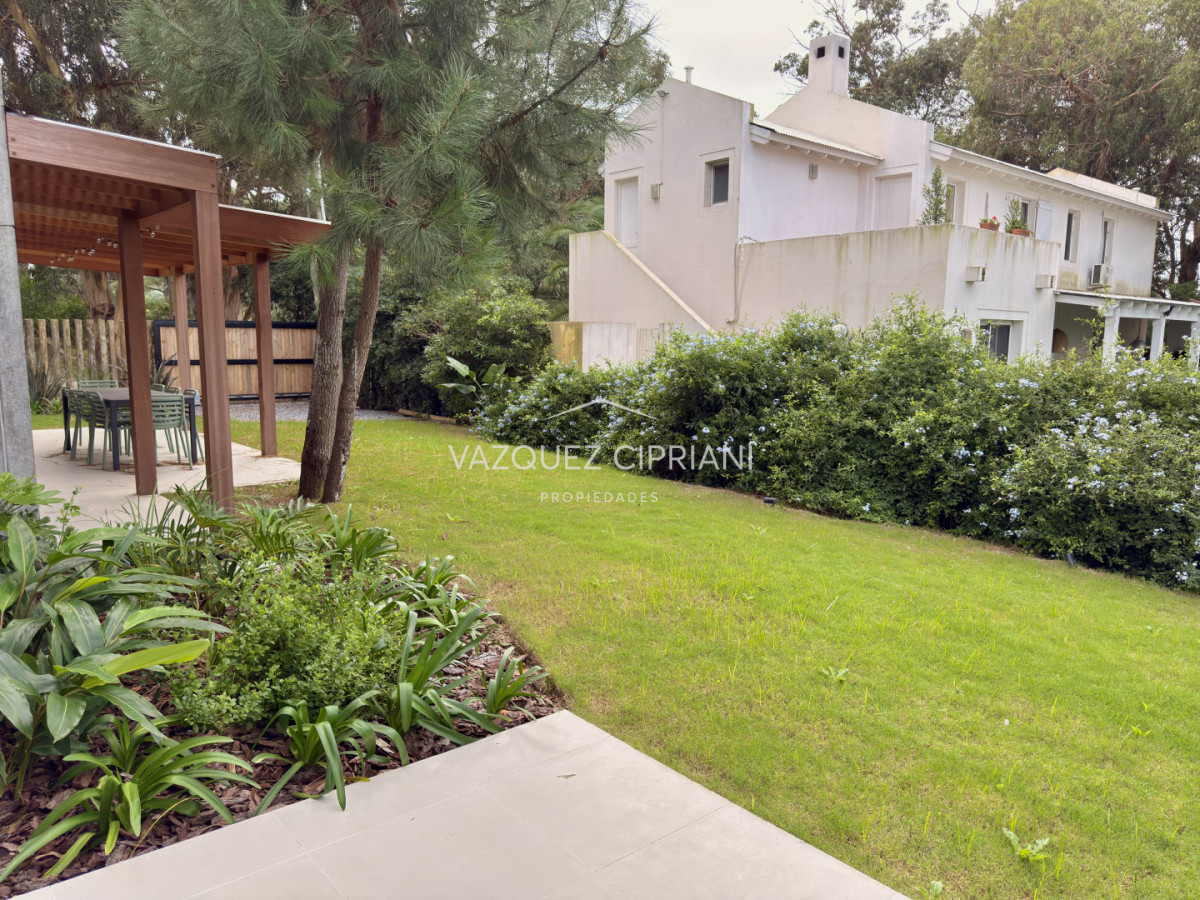 Apartamento ID.30 - Alquiler Anual o Invernal Departamento tipo casa de 3 dormitorios en La Barra