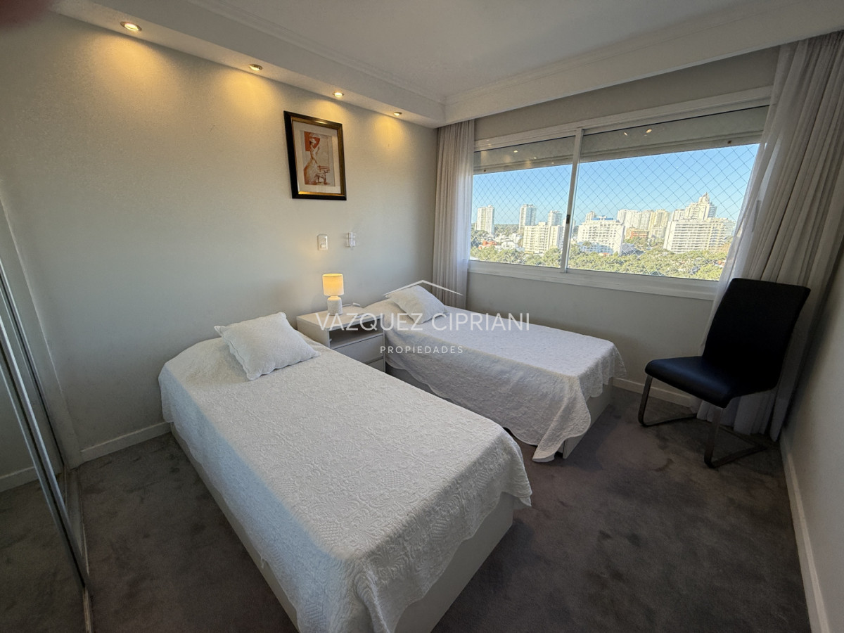 Apartamento ID.2 - En Venta departamento de 3 dormitorios en suite + dormitorio de servicio con baño, Punta del Este