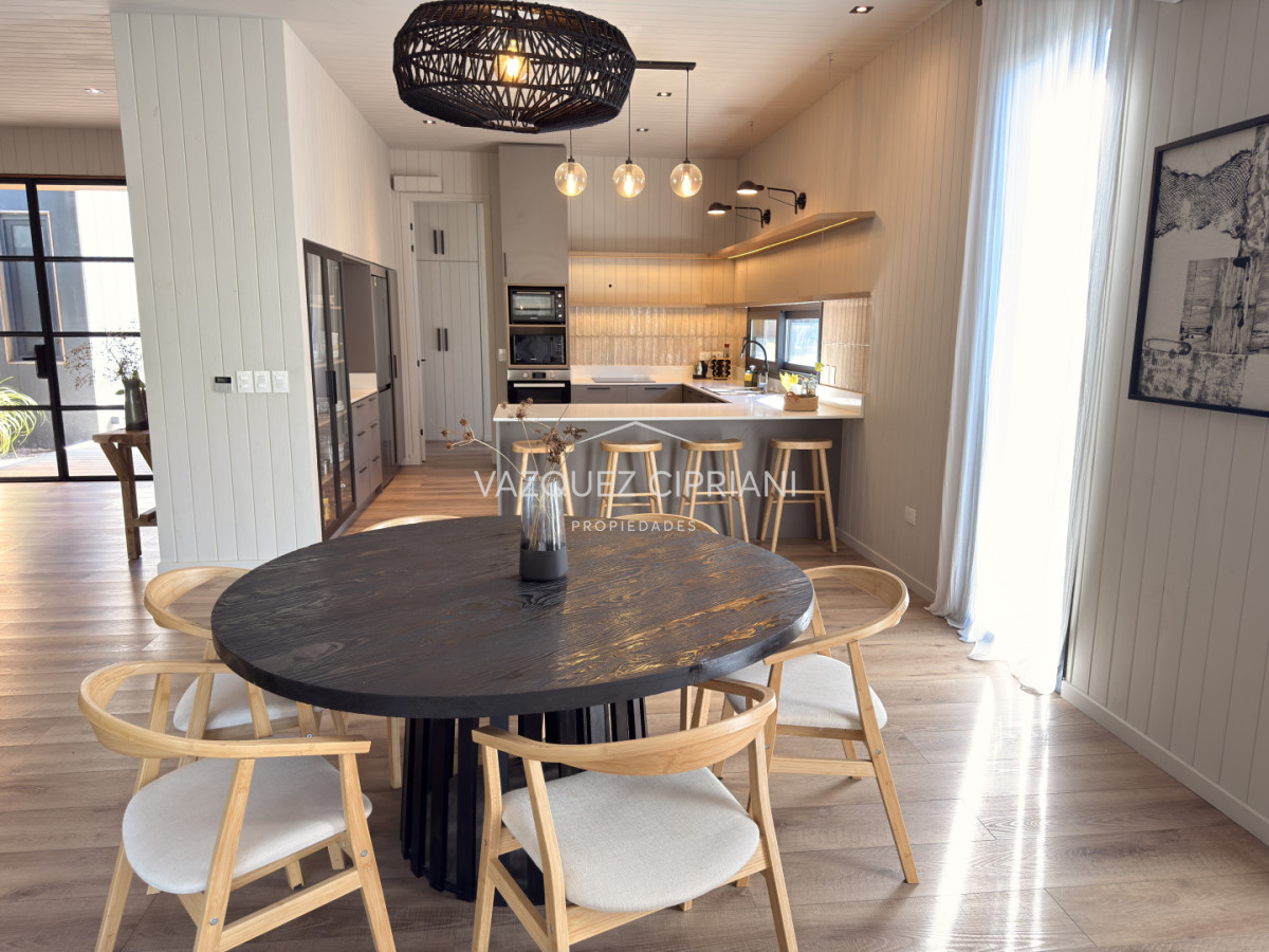 Casa ID.39 - Hermosa casa de 3 dormitorios + servicio en Reserva Montoya en Venta
