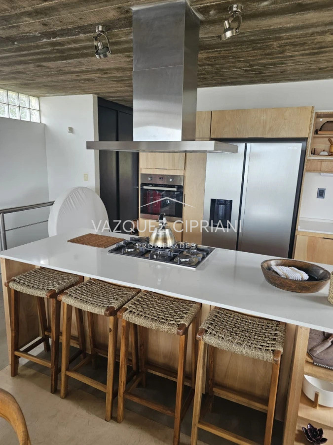 Casa ID.66 - Casa de 3 dormitorios en suite y servicio en Montoya, La Barra en Alquiler de verano