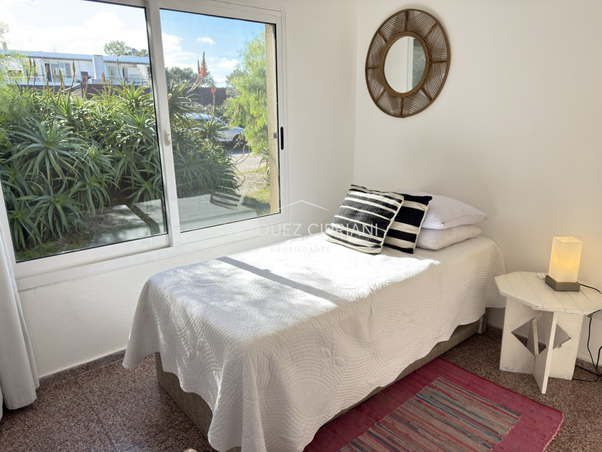Casa ID.40 - Casa de 3 dormitorios + servicio en Manantiales a la Venta