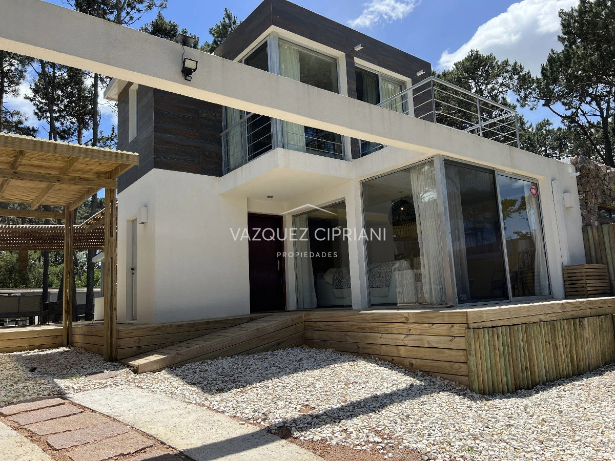 Casa ID.25 - Casa de 4 dormitorios + servicio en Montoya, La Barra en venta
