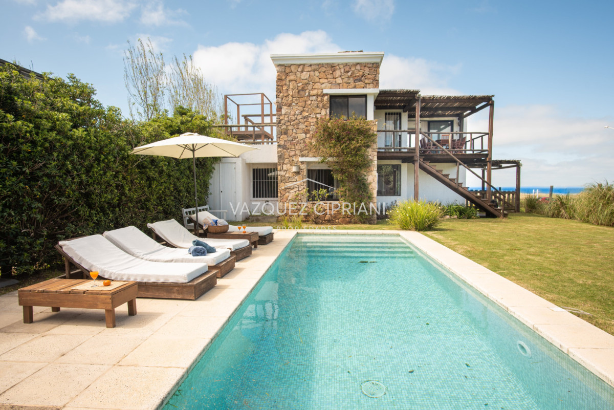 Casa ID.37 - Espectacular casa frente al mar en El Chorro en venta