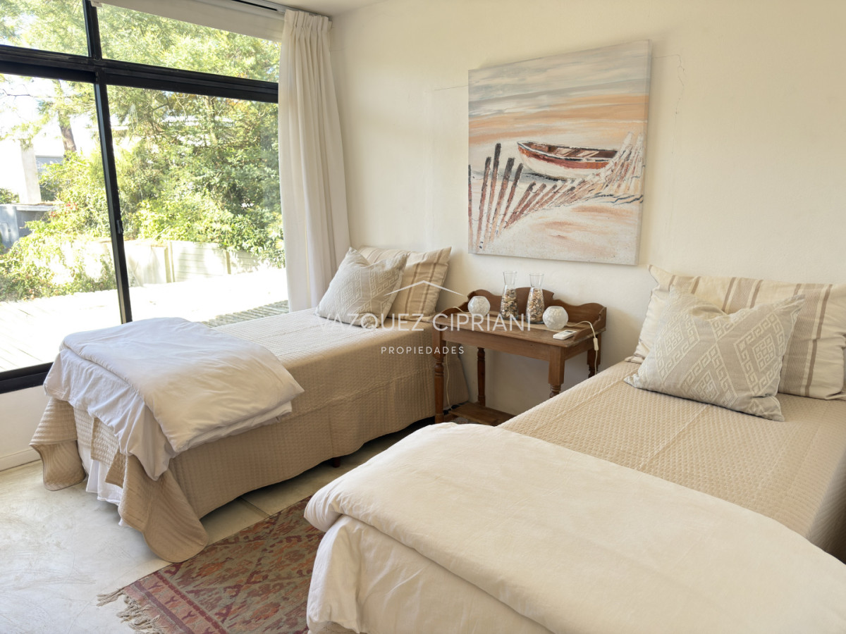 Casa ID.3 - En Venta casa de 4 dormitorios + servicio en Montoya, La Barra