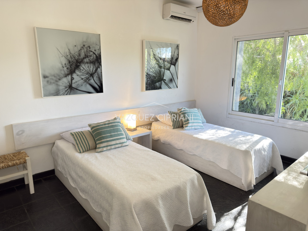 Casa ID.40 - Casa de 3 dormitorios + servicio en Manantiales a la Venta