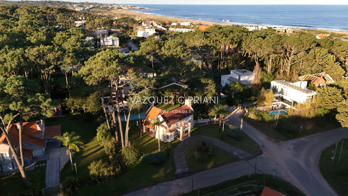 Casa ID.42 - Amplia casa de 4 dormitorios + servicio con Piscina en Montoya en Venta