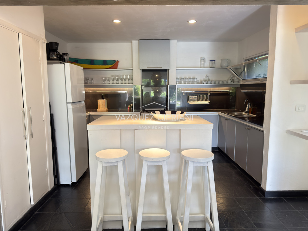 Casa ID.40 - Casa de 3 dormitorios + servicio en Manantiales a la Venta