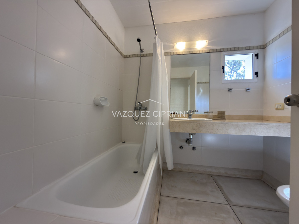 Casa ID.6 - Gran casa en Laguna Blanca de 5 dormitorios + servicio