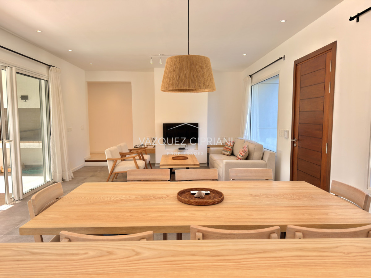 Casa ID.10 - Hermosa Casa de 3 Dormitorios y 2 baños en La Barra 