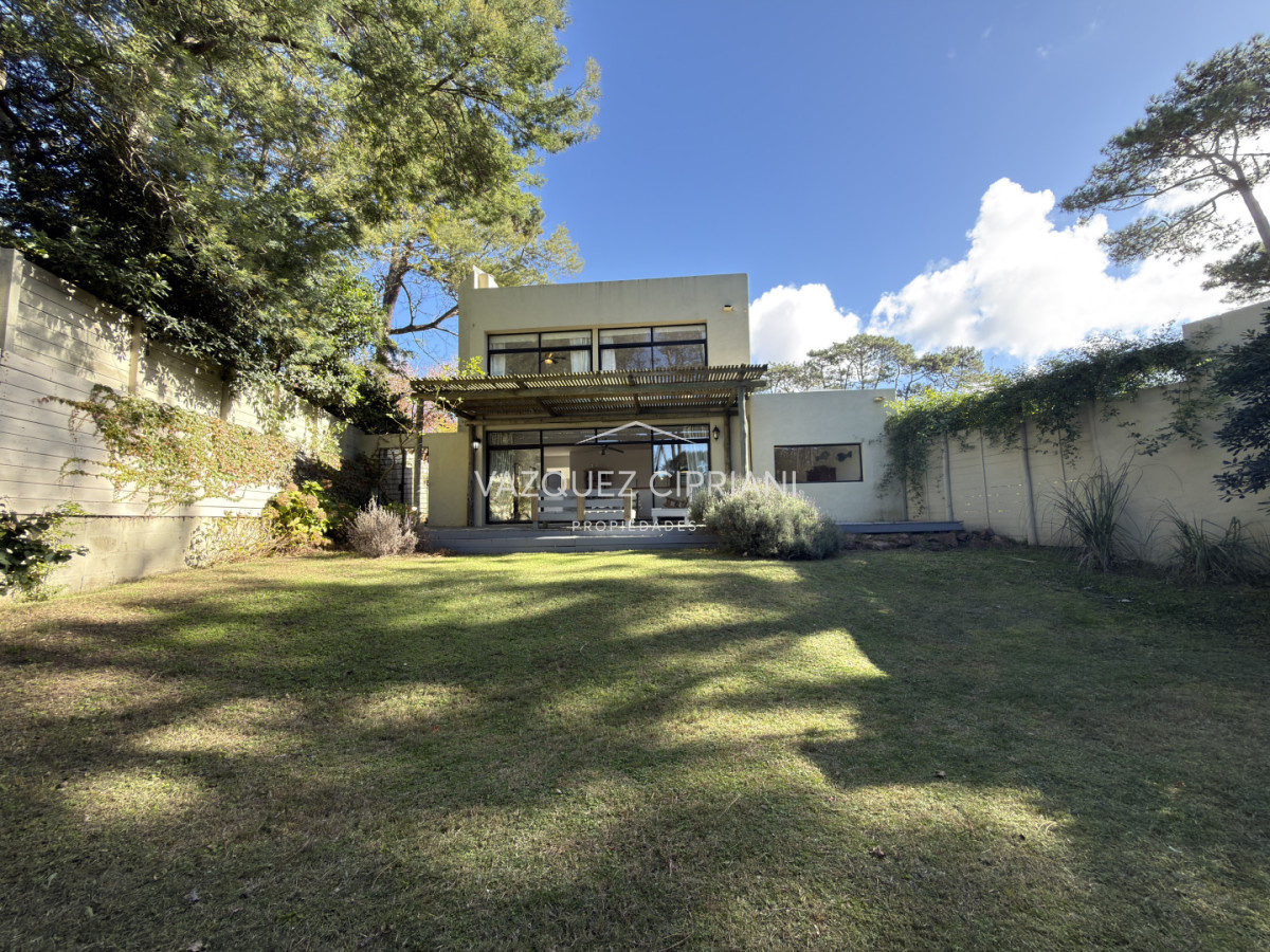 Casa ID.3 - En Venta casa de 4 dormitorios + servicio en Montoya, La Barra
