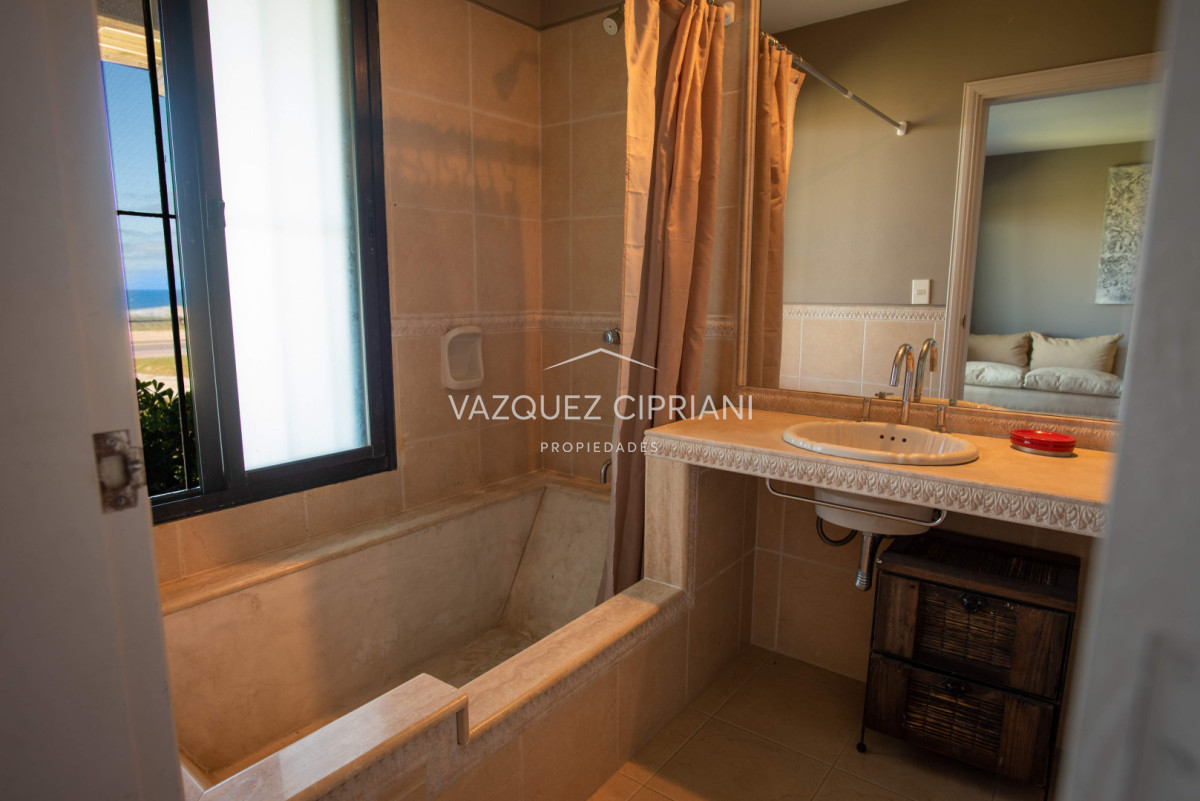 Casa ID.37 - Espectacular casa frente al mar en El Chorro en venta