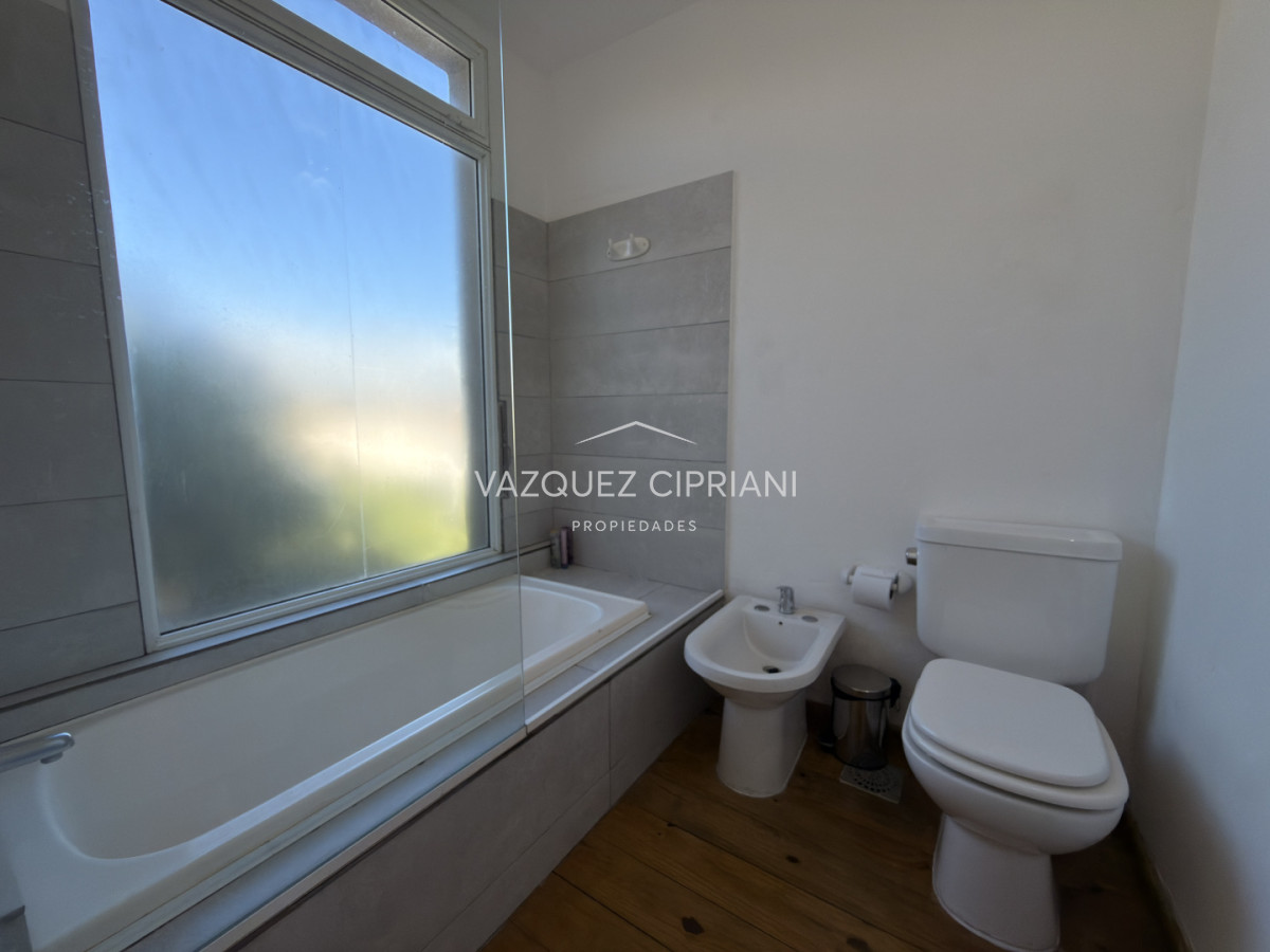 Casa ID.40 - Casa de 3 dormitorios + servicio en Manantiales a la Venta